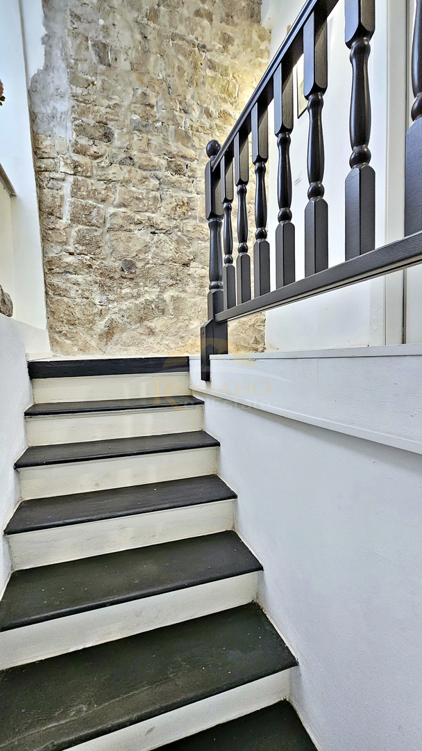 Casa in pietra ristrutturata nel centro storico di Trogir su 5 piani